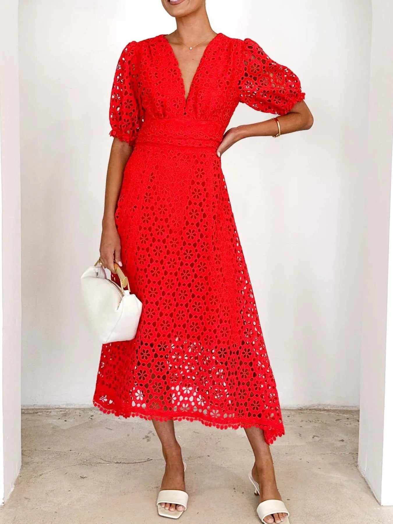 Mariel - Elegante vestido midi de encaje con cuello en V y mangas abullonadas