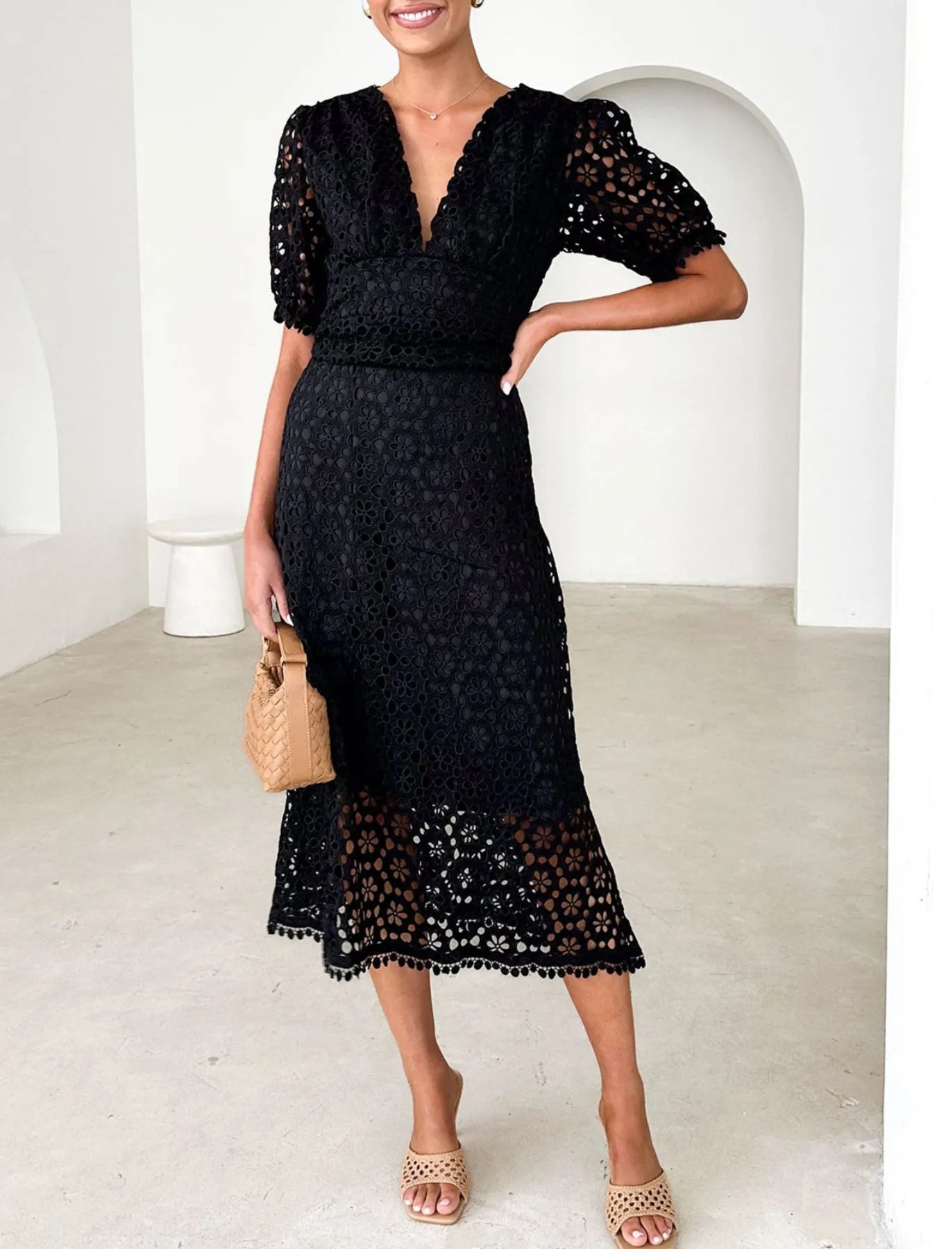Mariel - Elegante vestido midi de encaje con cuello en V y mangas abullonadas