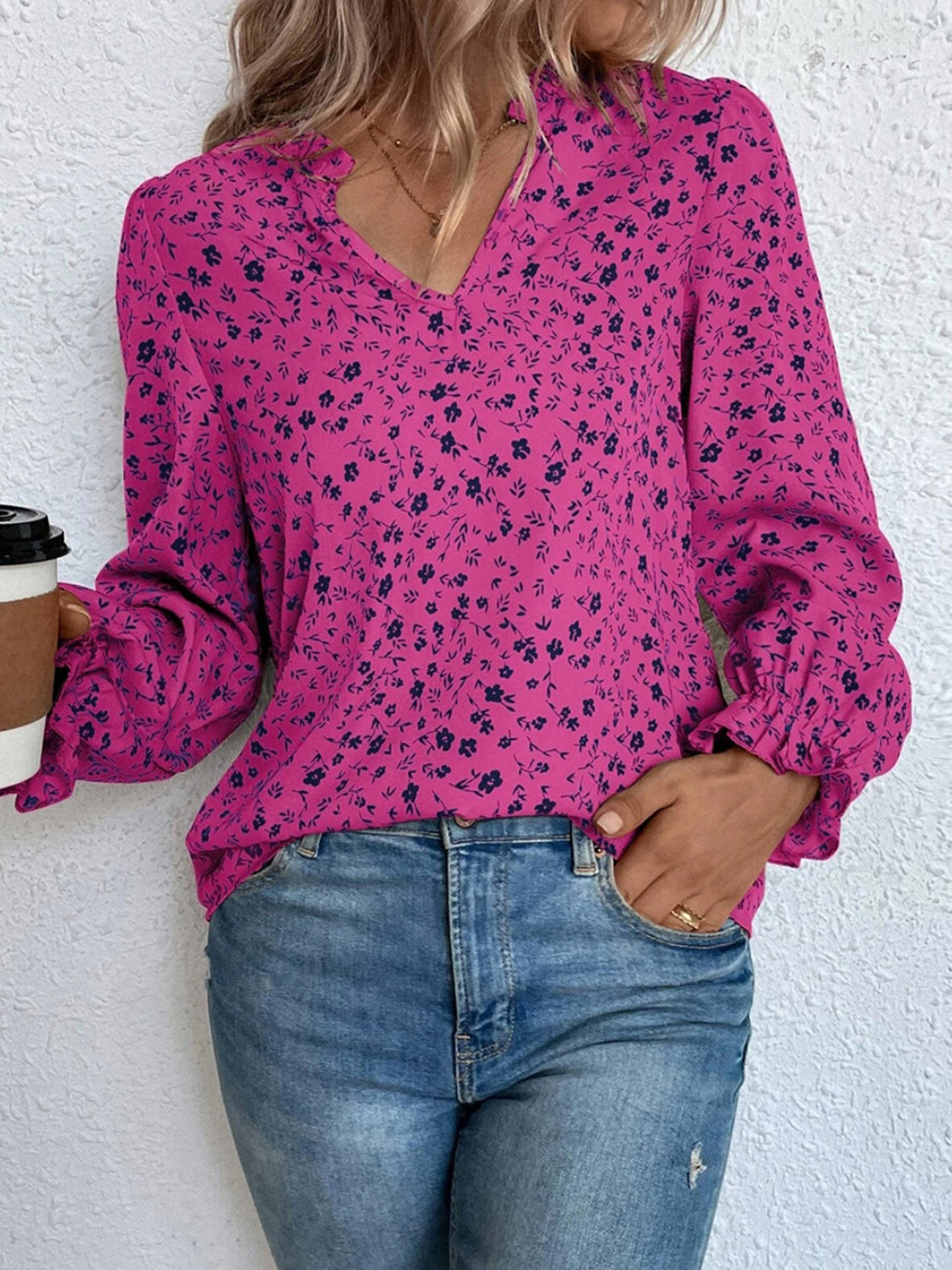 Valeria - Elegante blusa floral de manga larga con volante y cuello de muesca