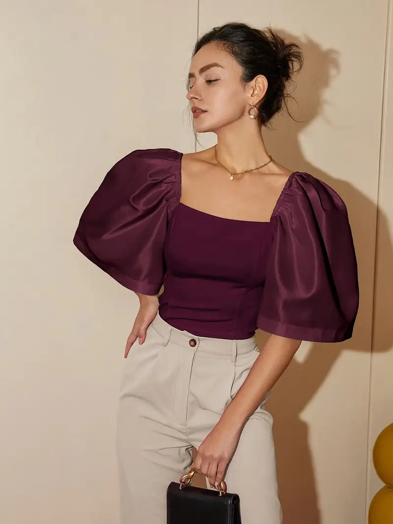 Clara – Elegante blusa de raso con mangas abullonadas