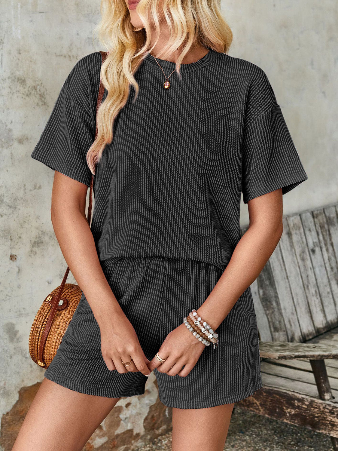 Sita - Elegante conjunto de top de manga corta y pantalón corto de rayas texturizadas y cuello redondo