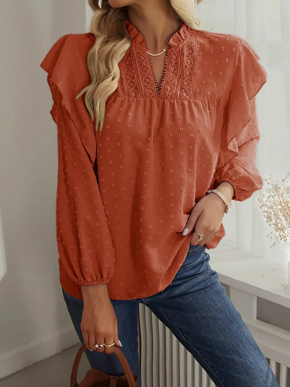 Alyana - Elegante blusa de manga larga con volantes de lunares suizos
