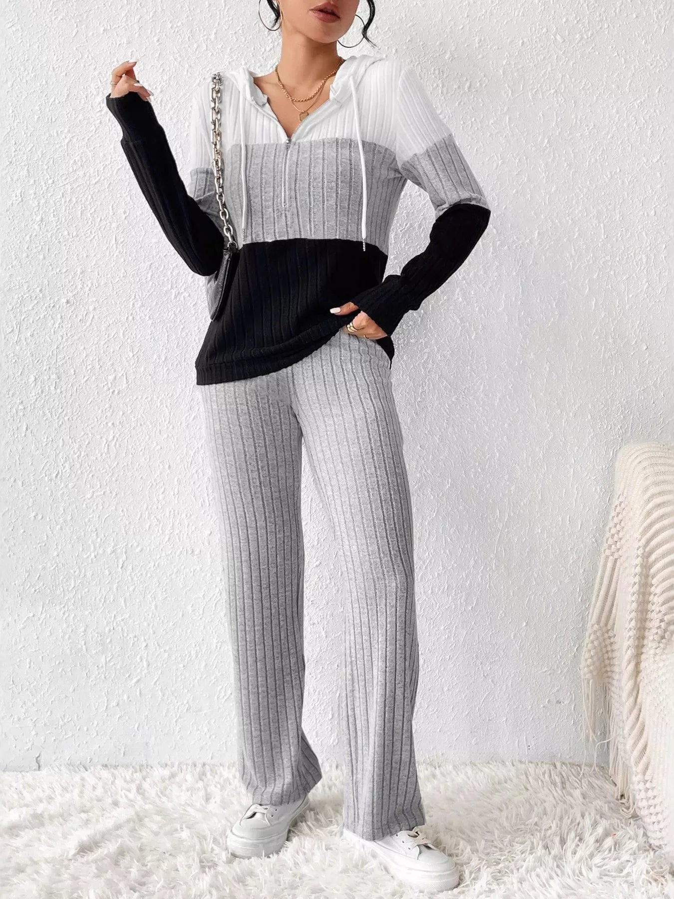 Dahlia - Elegante conjunto de sudadera con capucha y media cremallera y pantalones.