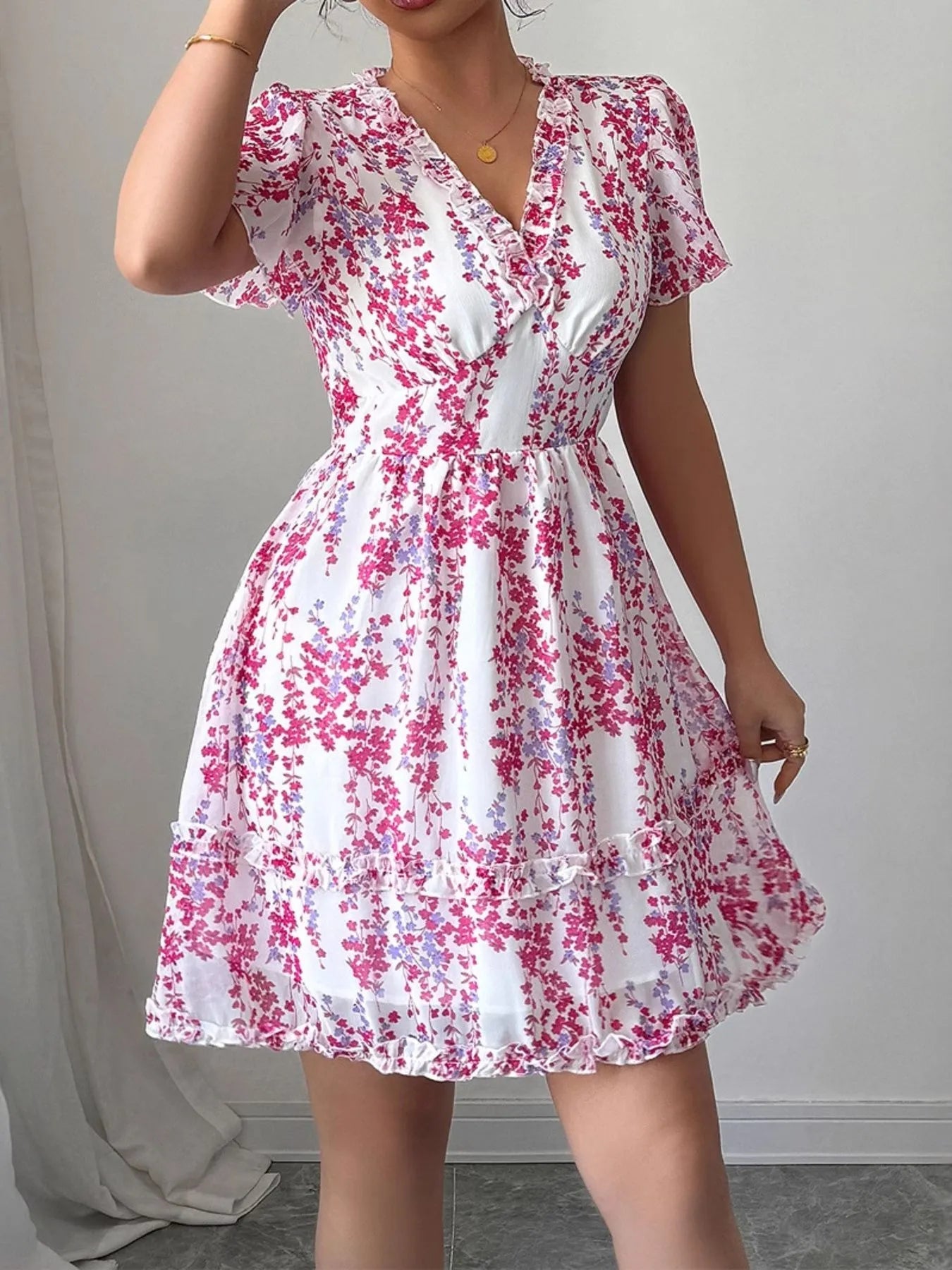 Jessel - Elegante minivestido cruzado con cuello en V y mangas con volantes florales