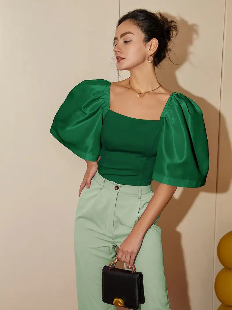 Clara – Elegante blusa de raso con mangas abullonadas