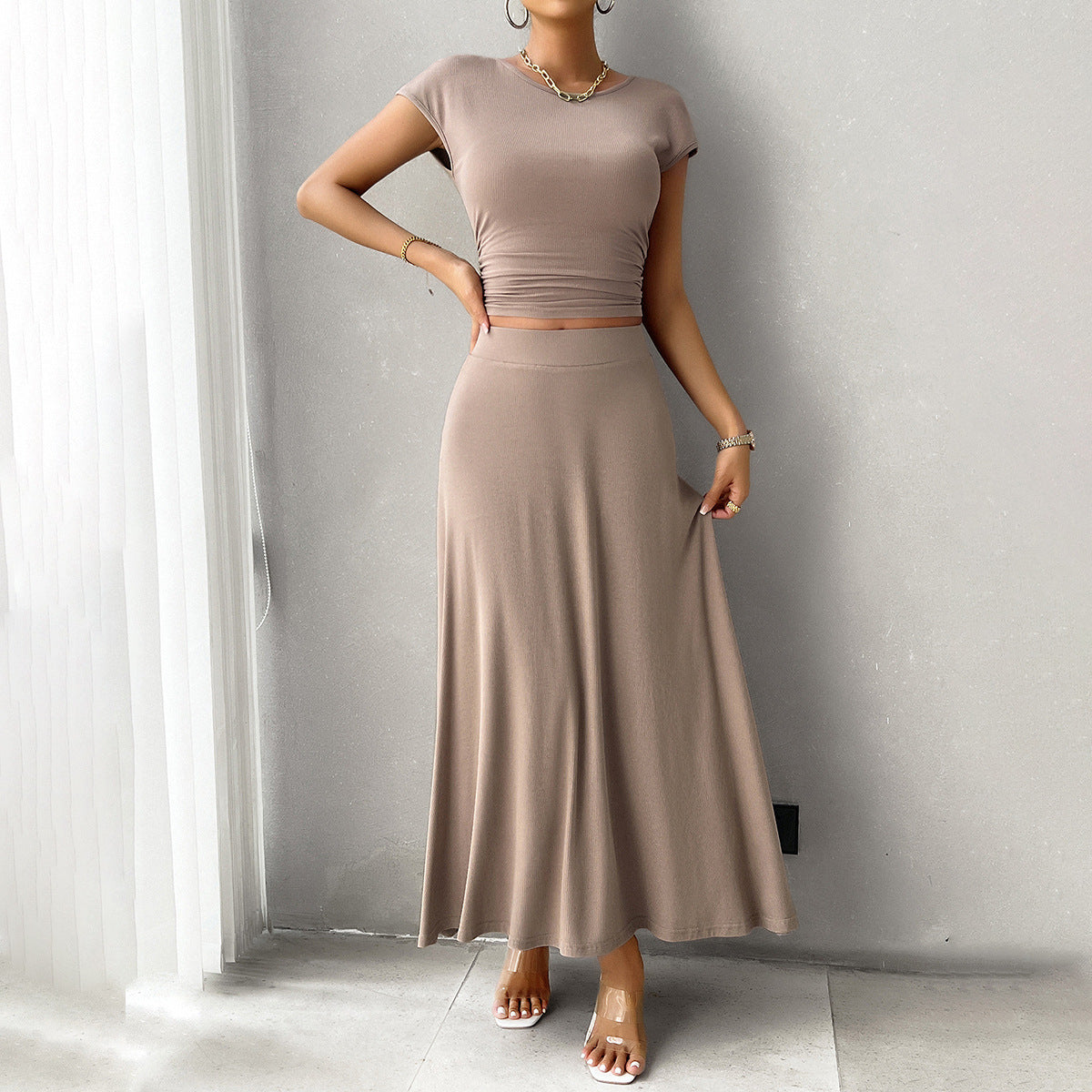 Chiara - Elegante conjunto de crop top entallado con cintura fruncida y falda fluida