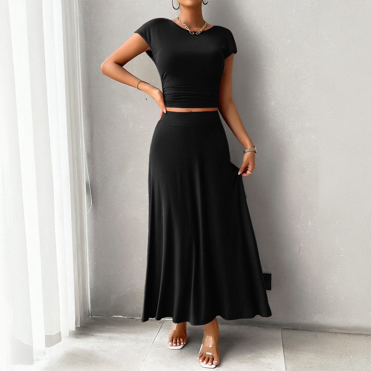 Chiara - Elegante conjunto de crop top entallado con cintura fruncida y falda fluida