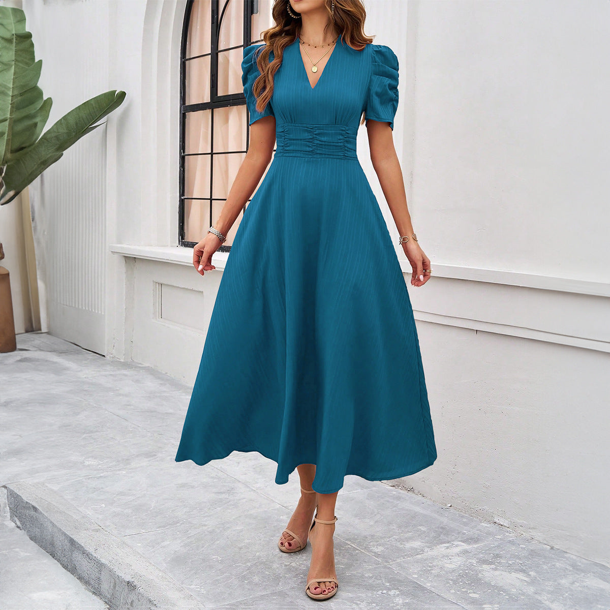 Astrid - Elegante vestido con mangas abullonadas y escote en pico y cintura fruncida