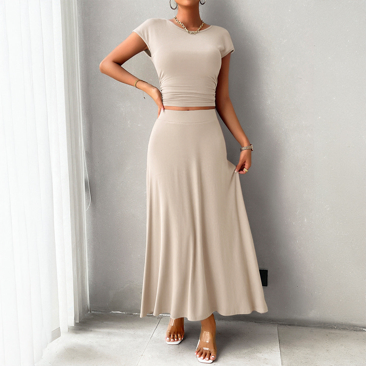Chiara - Elegante conjunto de crop top entallado con cintura fruncida y falda fluida