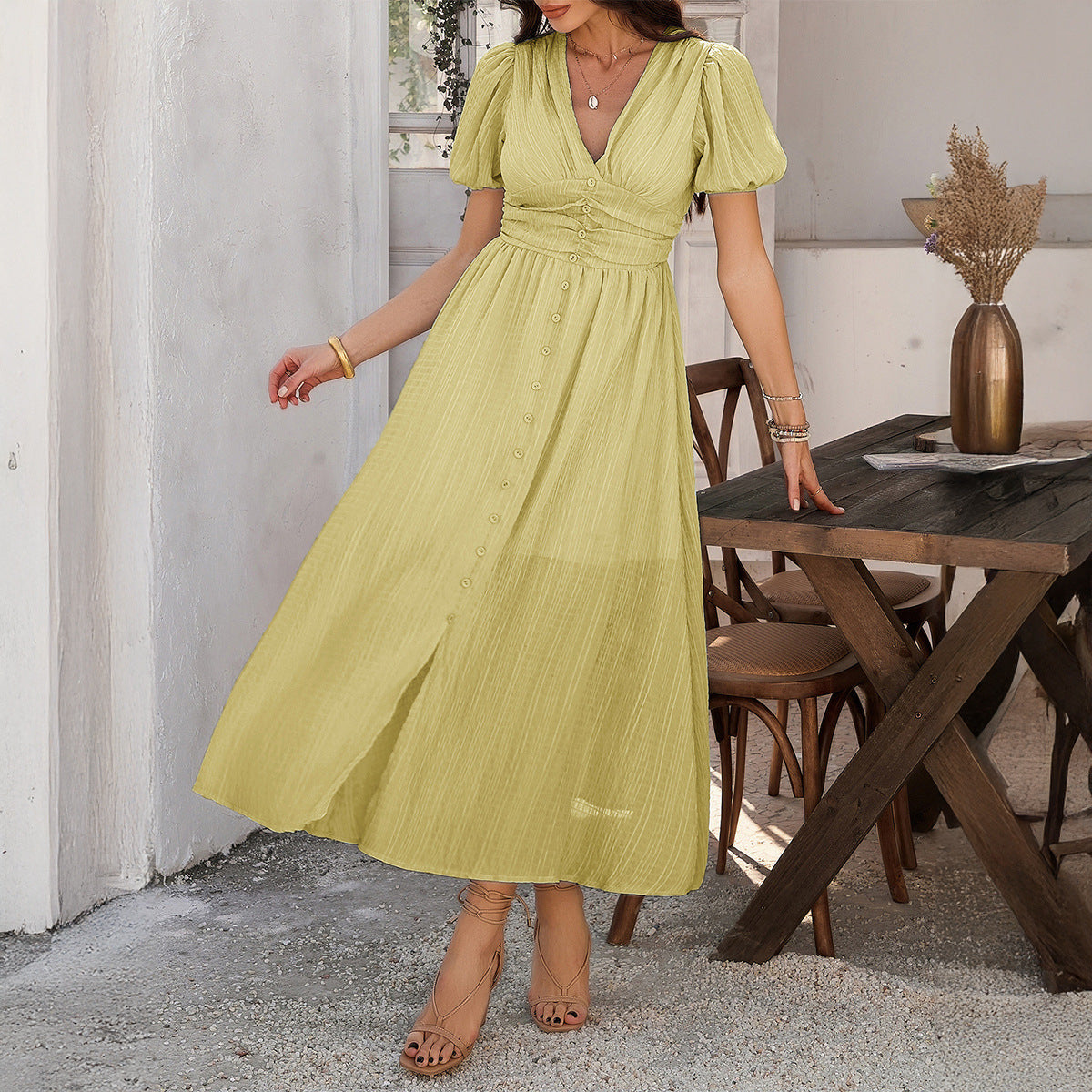 Natalia - Elegante maxivestido con mangas abullonadas y escote en pico