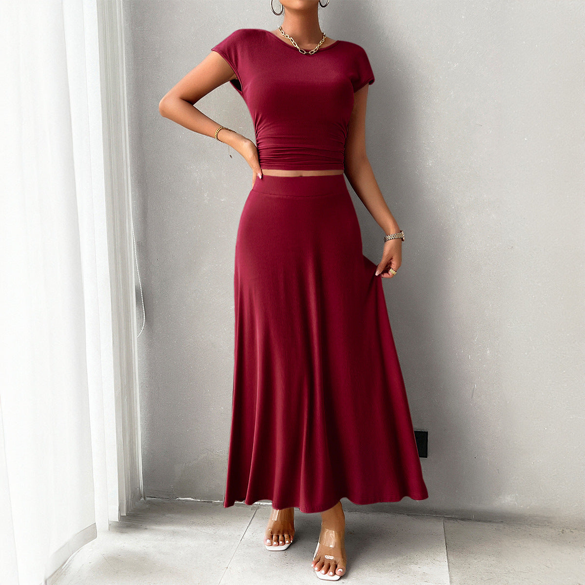 Chiara - Elegante conjunto de crop top entallado con cintura fruncida y falda fluida