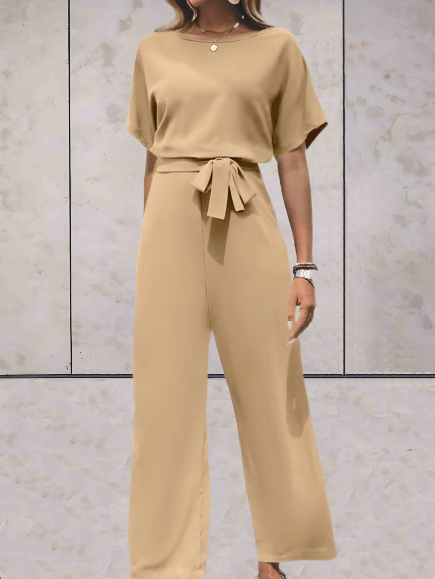 Vespera - Elegante mono de pierna recta y cuello redondo