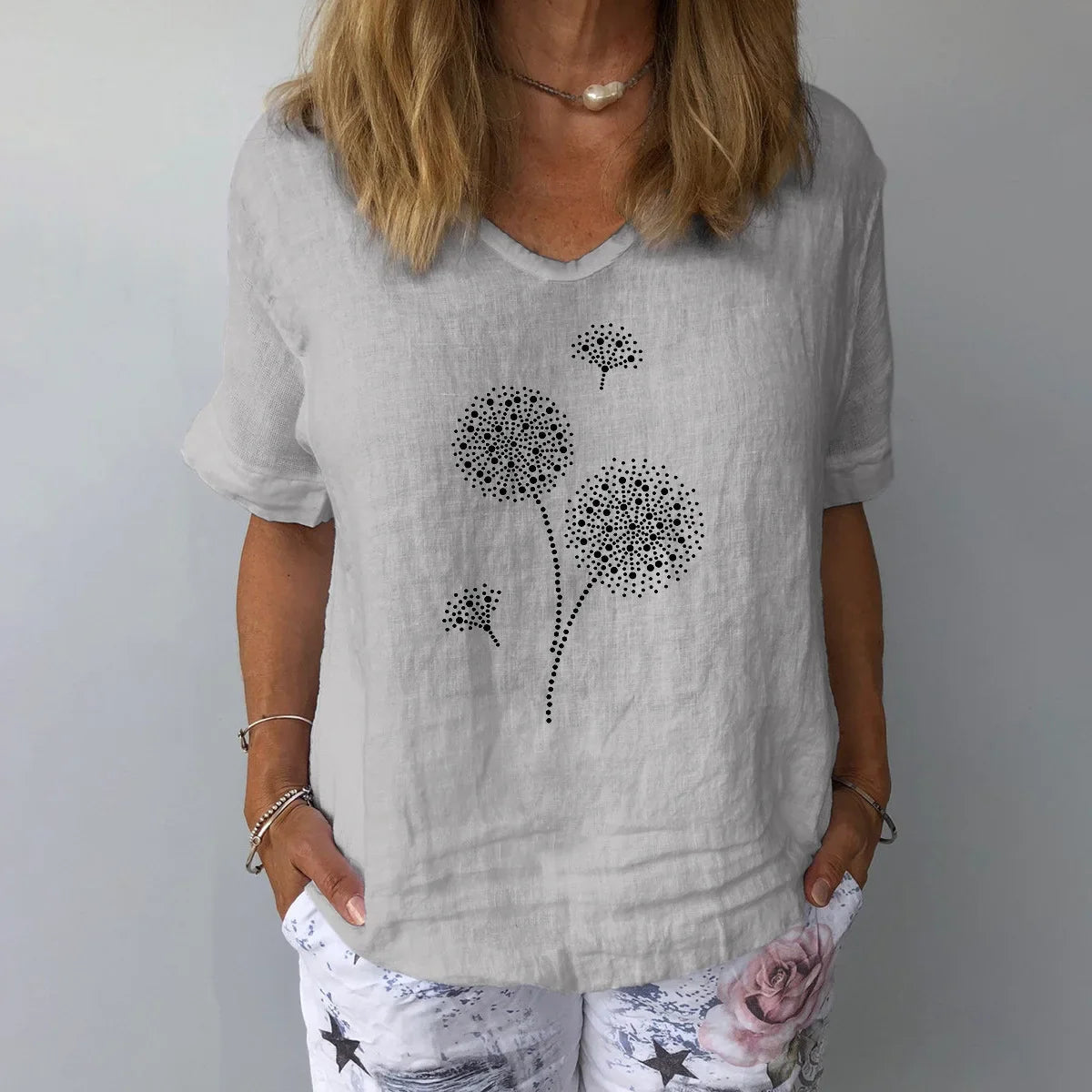 Wendolyn - Cómoda camiseta informal estampada con cuello de pico