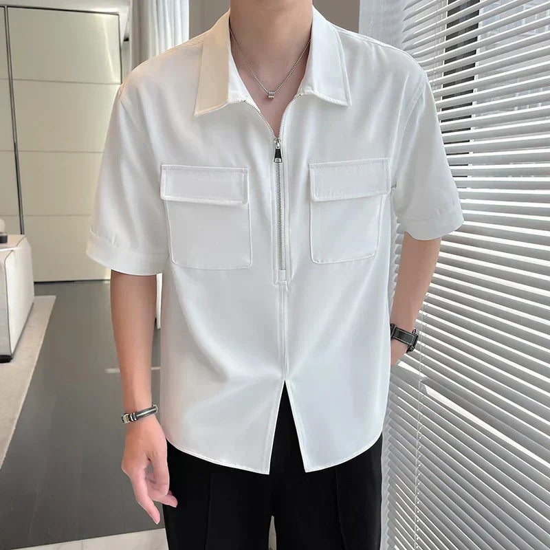 Nico - Elegante polo holgado con cremallera en un cuarto