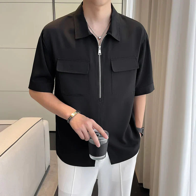 Nico - Elegante polo holgado con cremallera en un cuarto