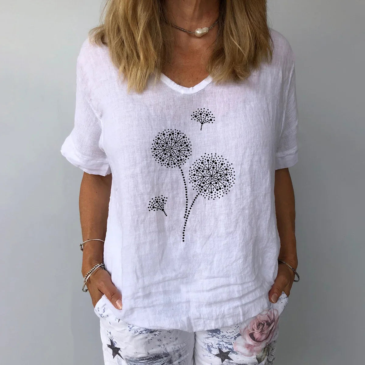 Wendolyn - Cómoda camiseta informal estampada con cuello de pico