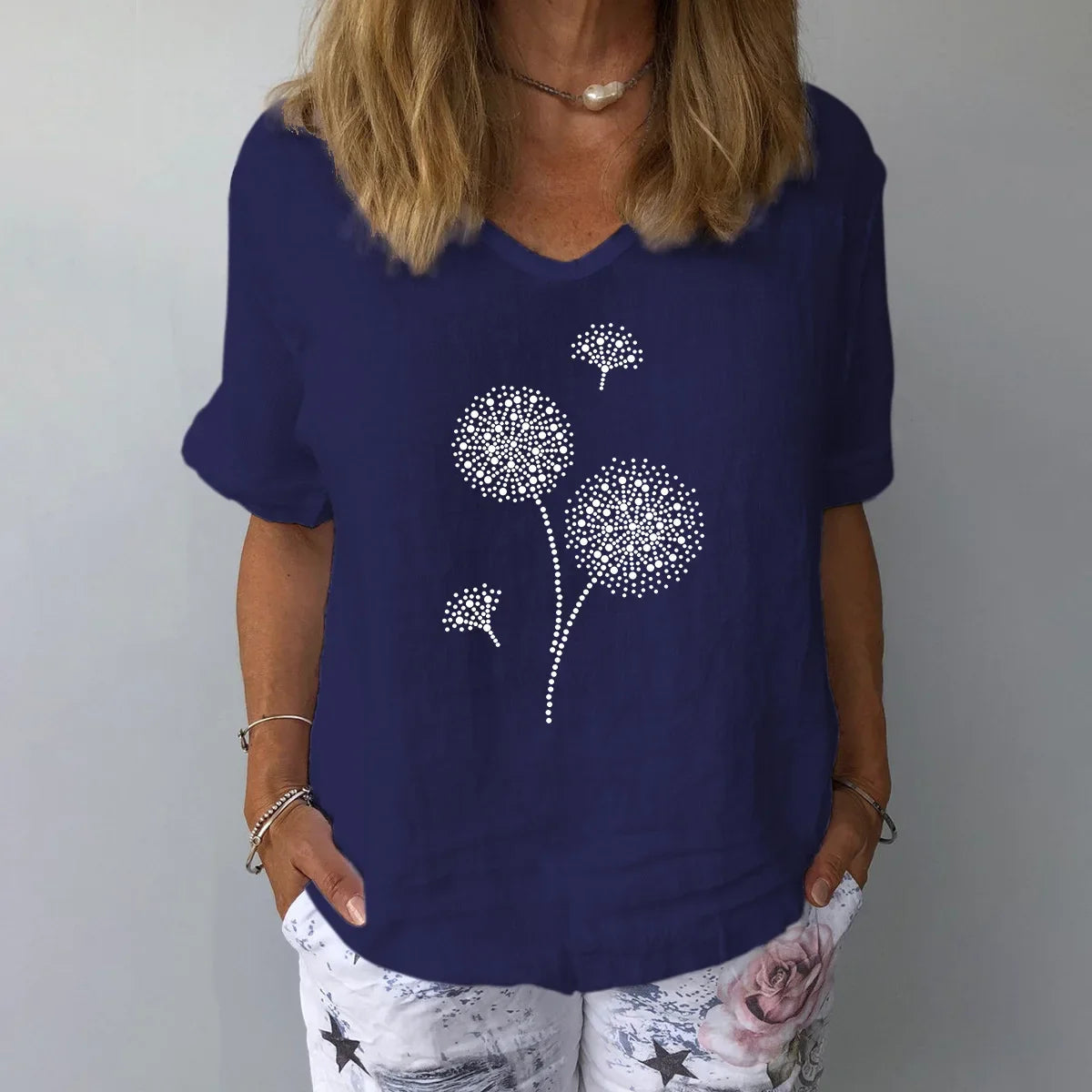 Wendolyn - Cómoda camiseta informal estampada con cuello de pico