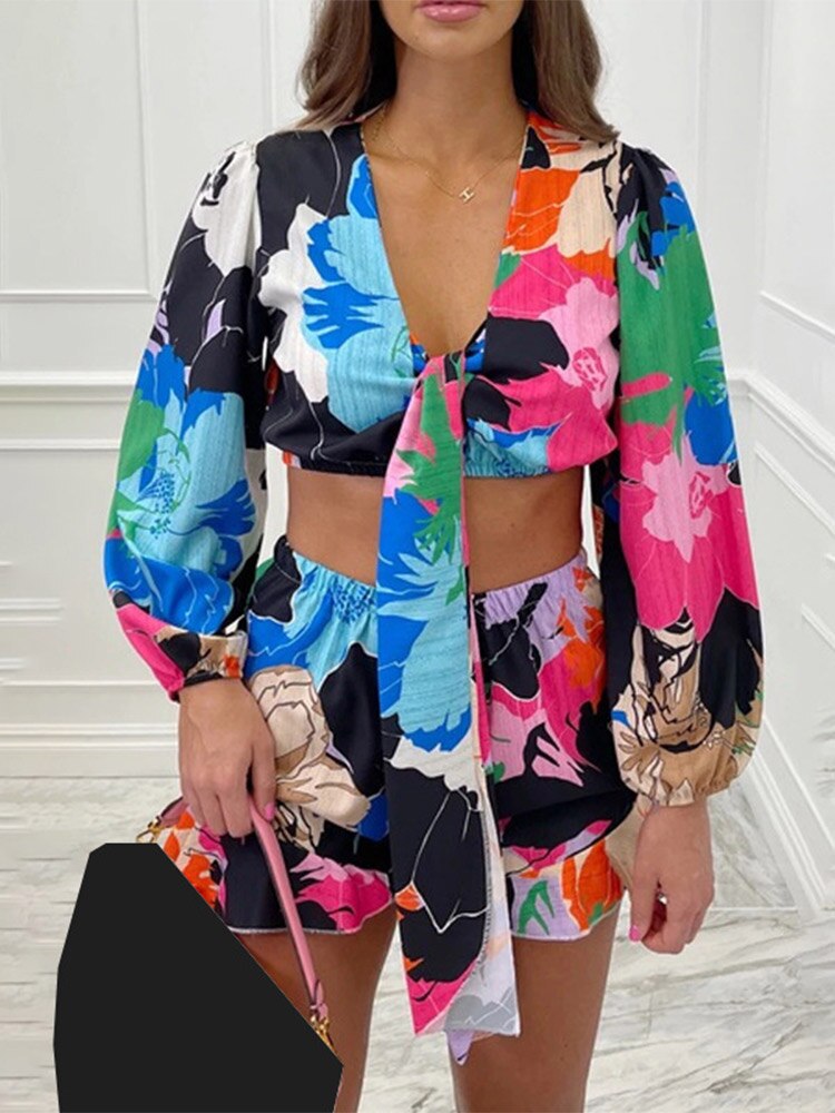 Nancy - Estiloso conjunto de verano de top y pantalones cortos con lazos de colores