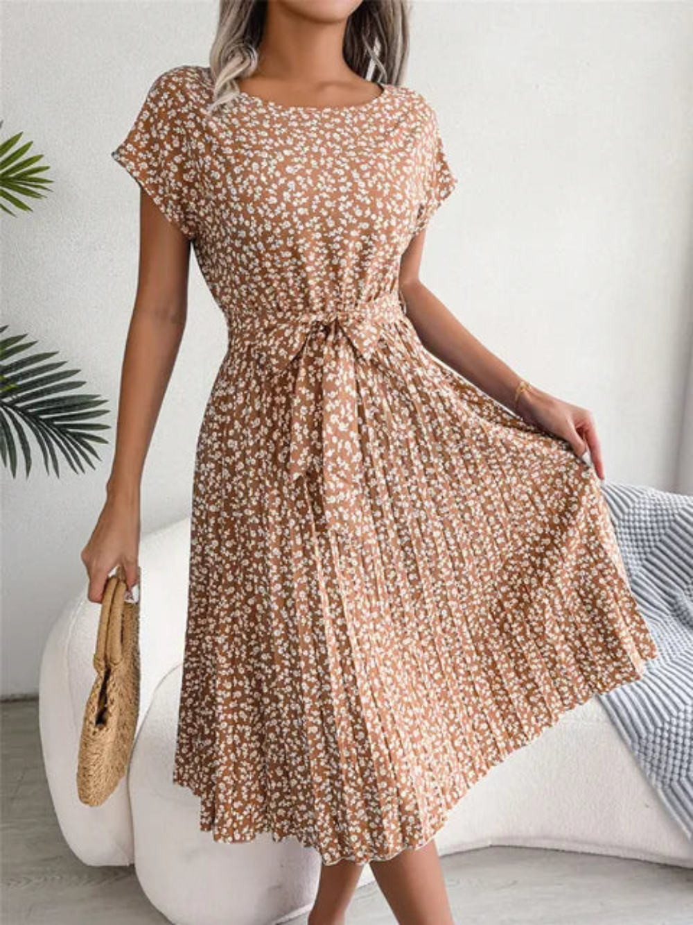 Carmilla - Elegante vestido floral de manga corta