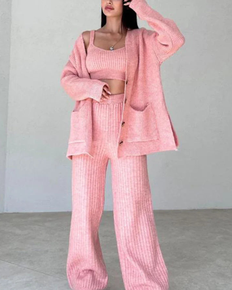 Chloe - Chic crop top sin mangas con cárdigan y pantalón conjunto de tres piezas