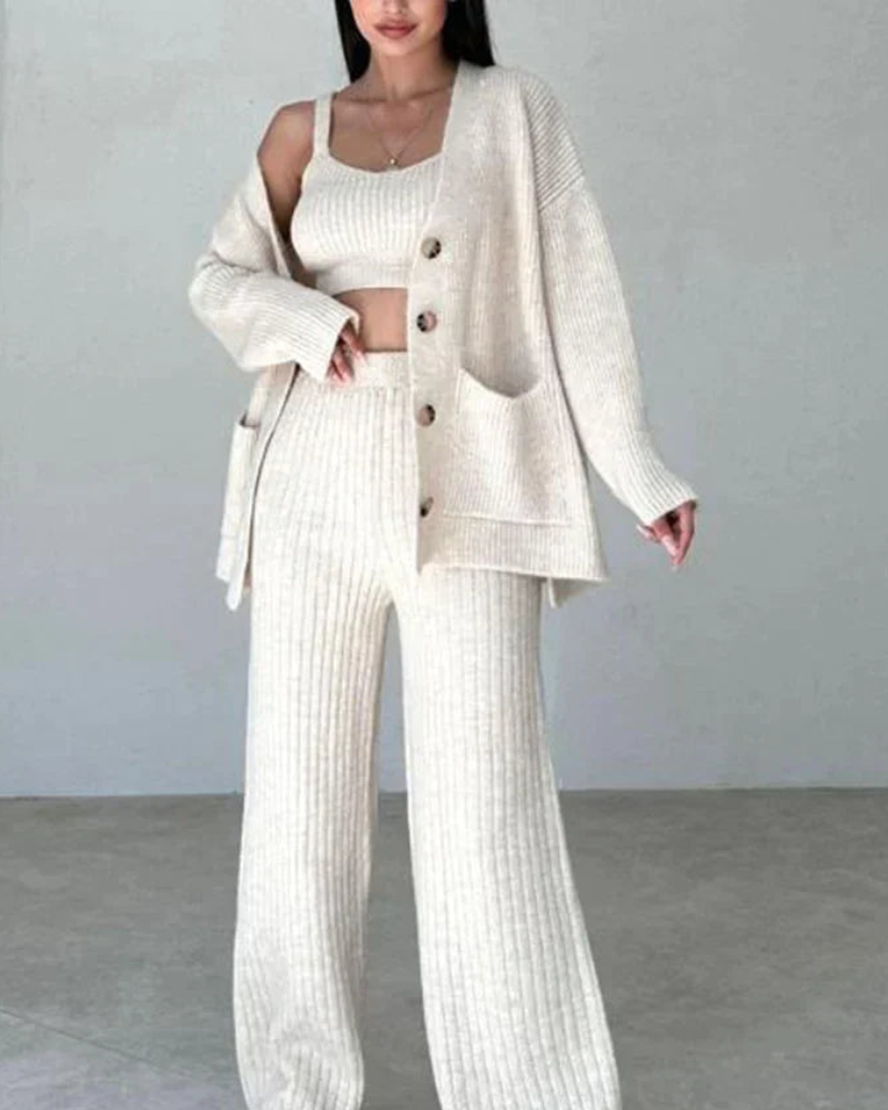 Chloe - Chic crop top sin mangas con cárdigan y pantalón conjunto de tres piezas
