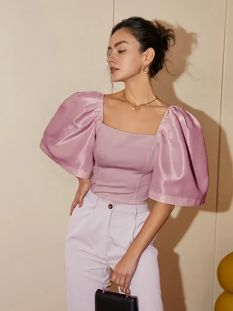 Clara – Elegante blusa de raso con mangas abullonadas