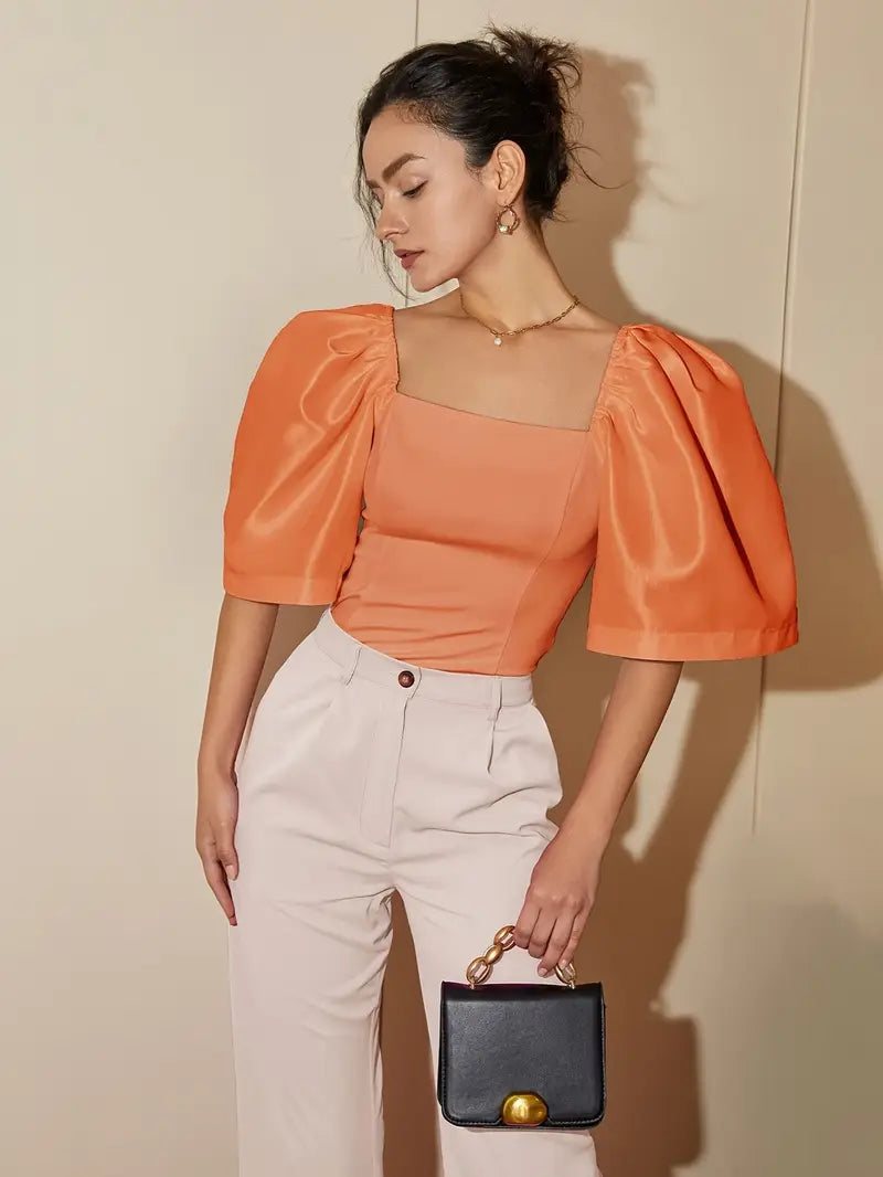Clara – Elegante blusa de raso con mangas abullonadas