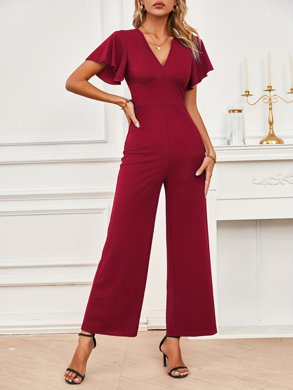 Cecelia - Elegante mono con escote en pico y manga volante