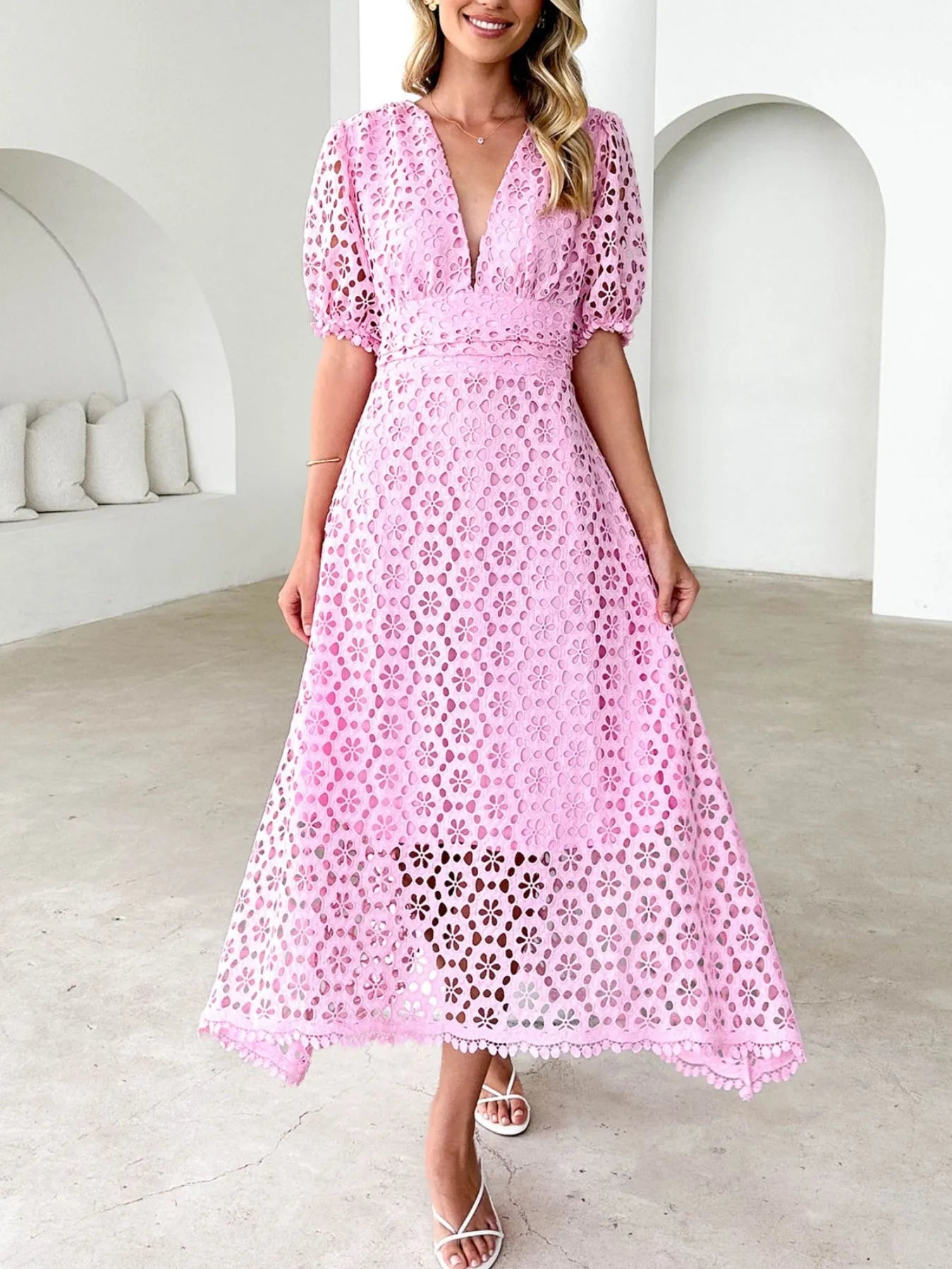 Mariel - Elegante vestido midi de encaje con cuello en V y mangas abullonadas