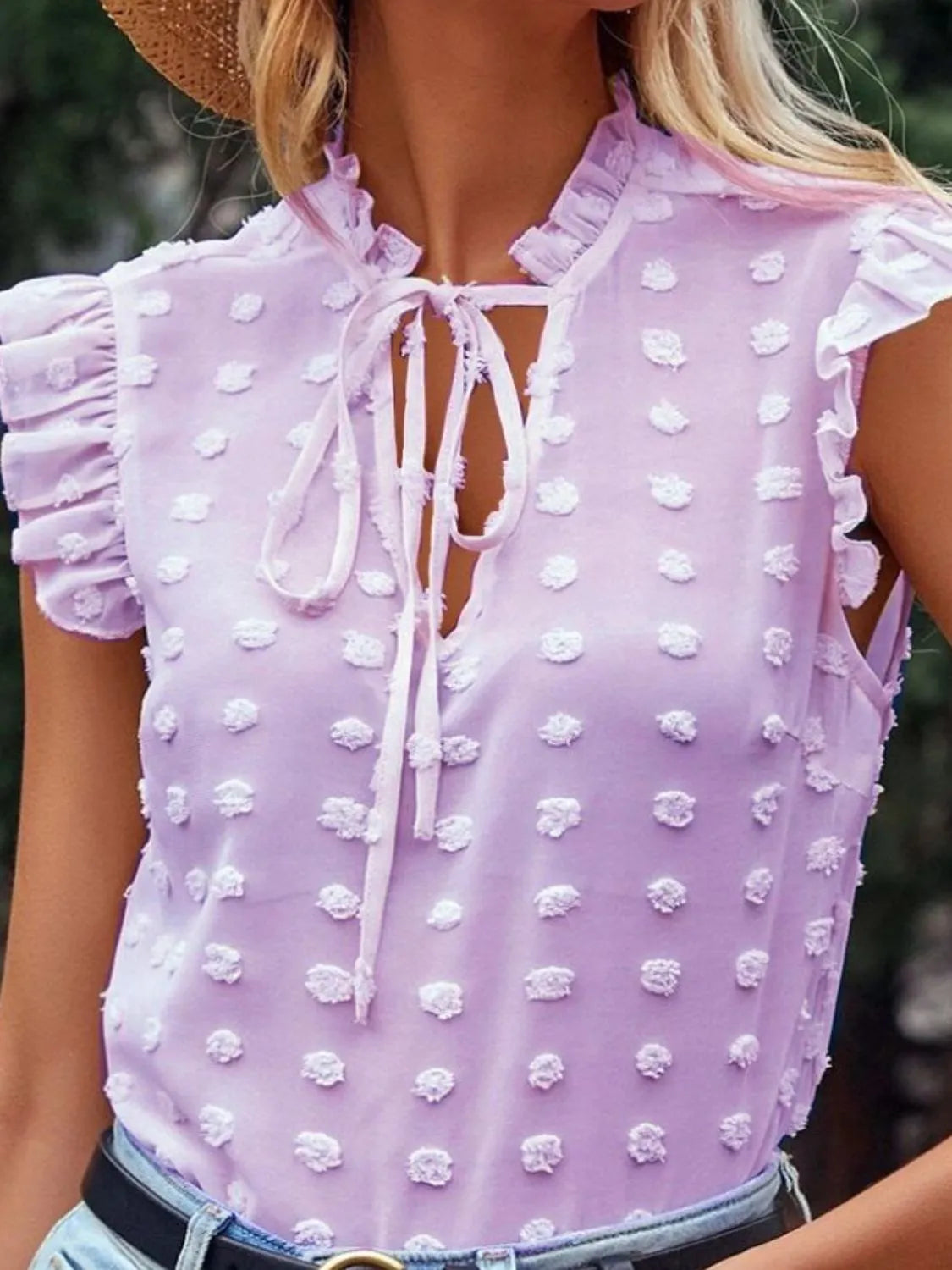 Natasha - Elegante blusa de lunares con cuello alto y volante