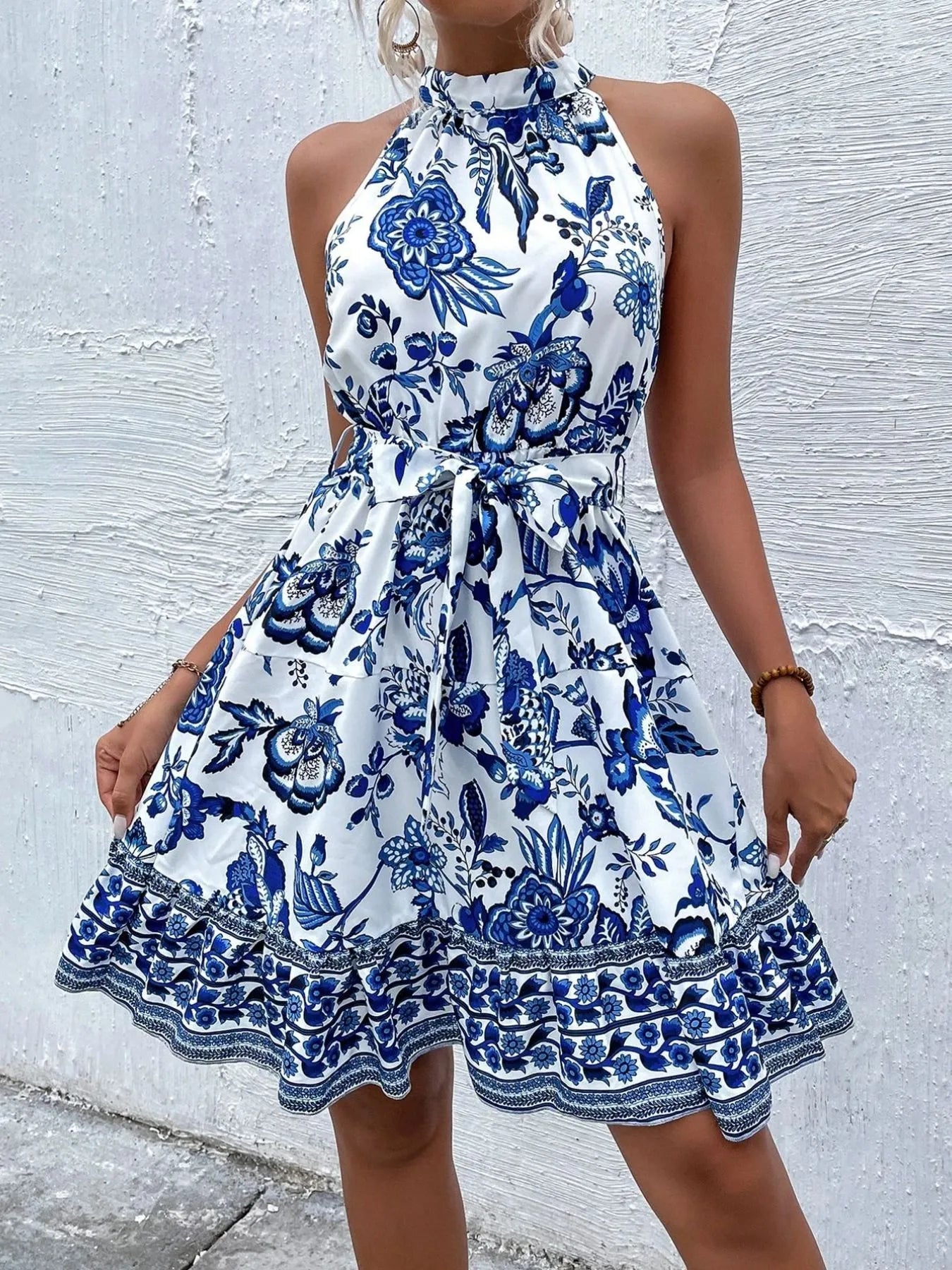 Billie - Vestido floral sin mangas y cuello halter con cinturón de anudar