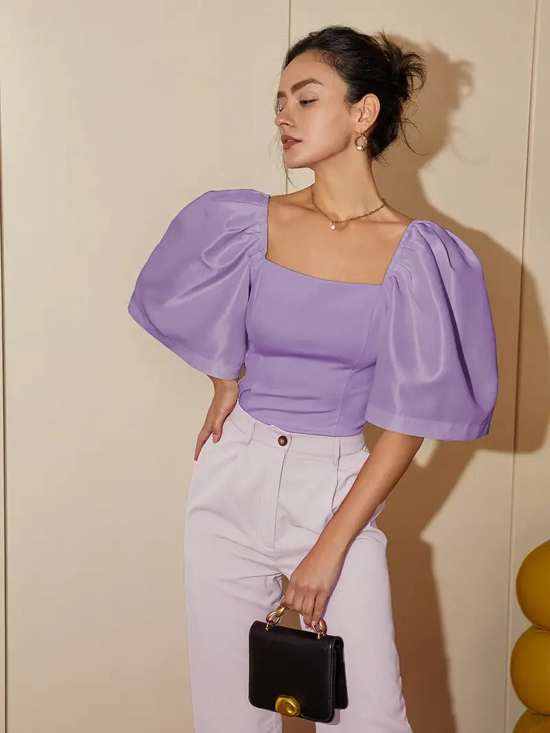 Clara – Elegante blusa de raso con mangas abullonadas
