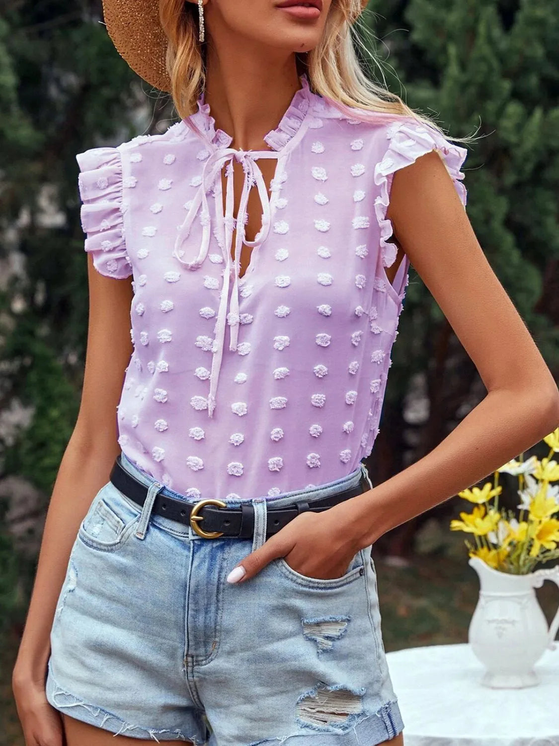 Natasha - Elegante blusa de lunares con cuello alto y volante