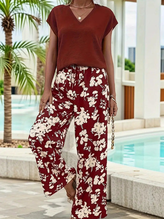 Annabelle - Elegante conjunto informal de camiseta con cuello de pico y pantalón floral