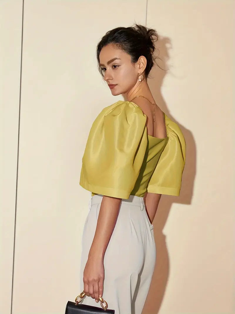 Clara – Elegante blusa de raso con mangas abullonadas