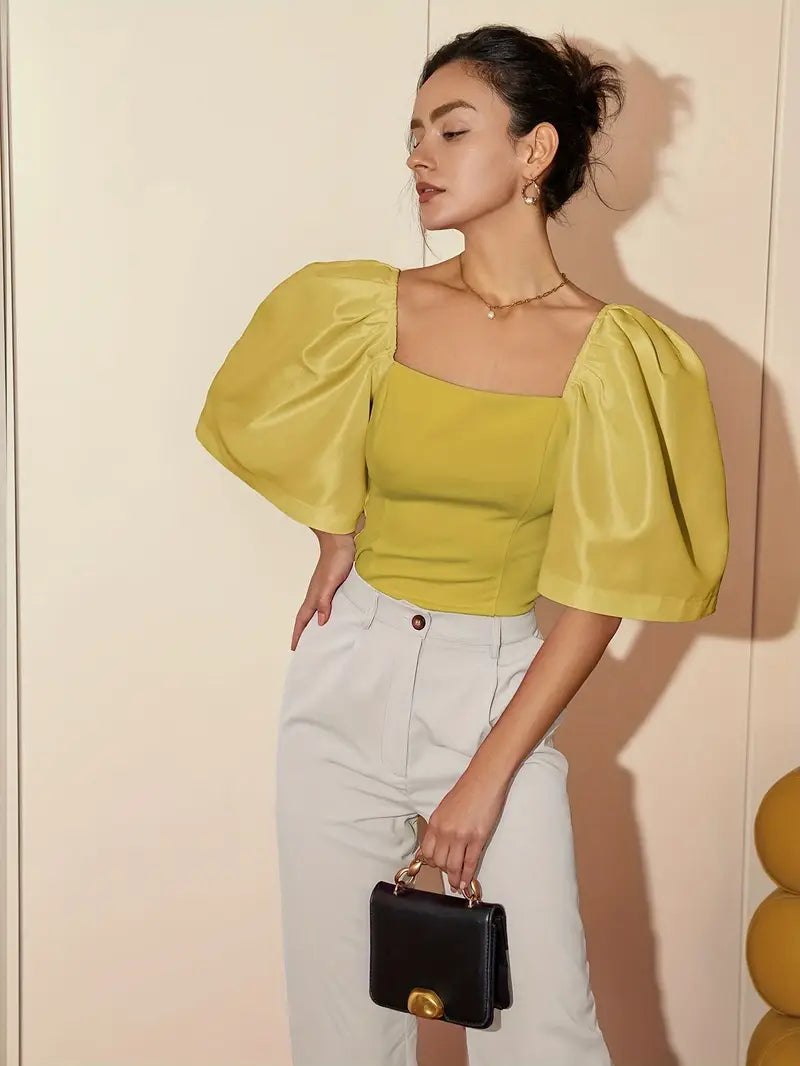 Clara – Elegante blusa de raso con mangas abullonadas
