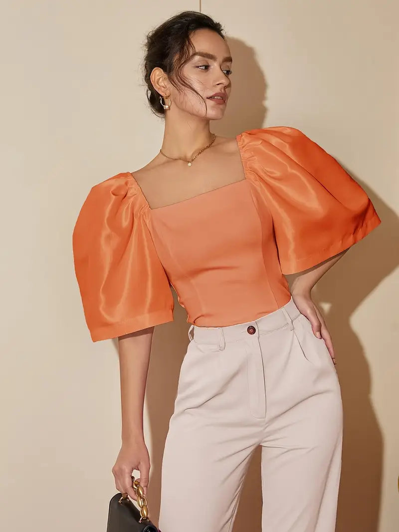 Clara – Elegante blusa de raso con mangas abullonadas