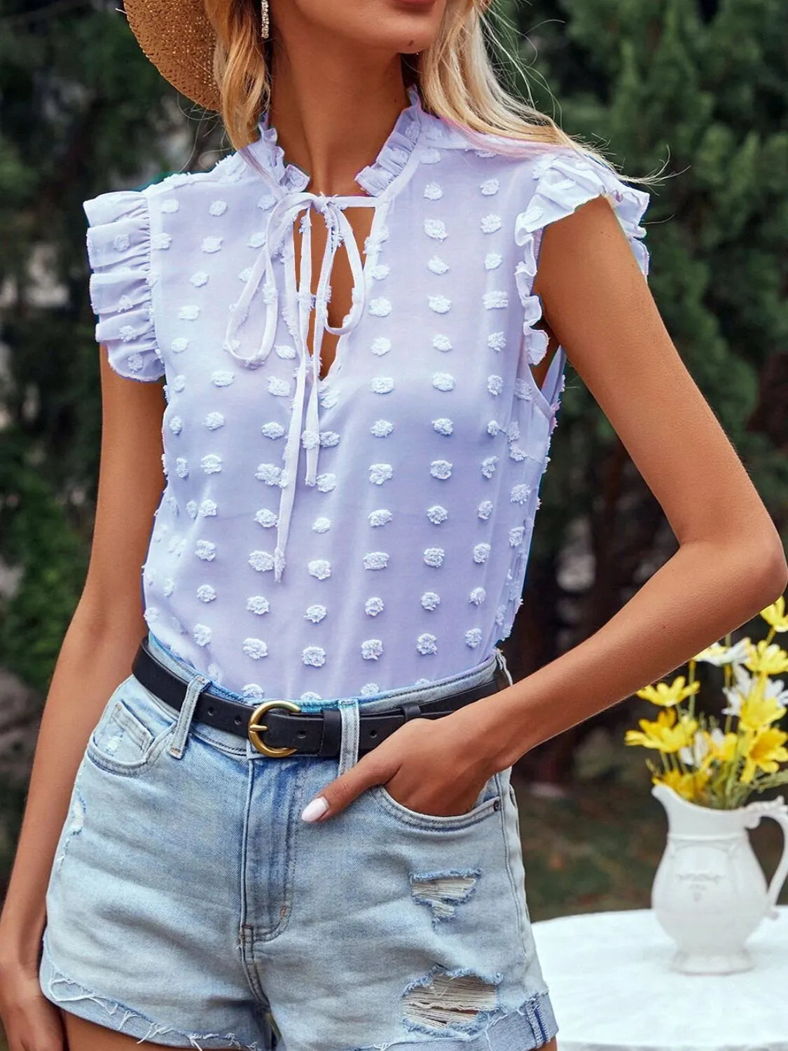 Natasha - Elegante blusa de lunares con cuello alto y volante