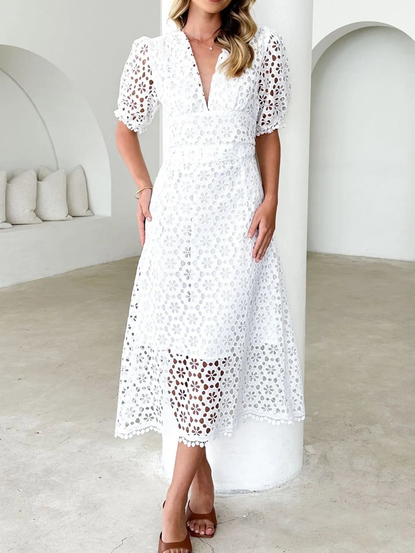 Mariel - Elegante vestido midi de encaje con cuello en V y mangas abullonadas