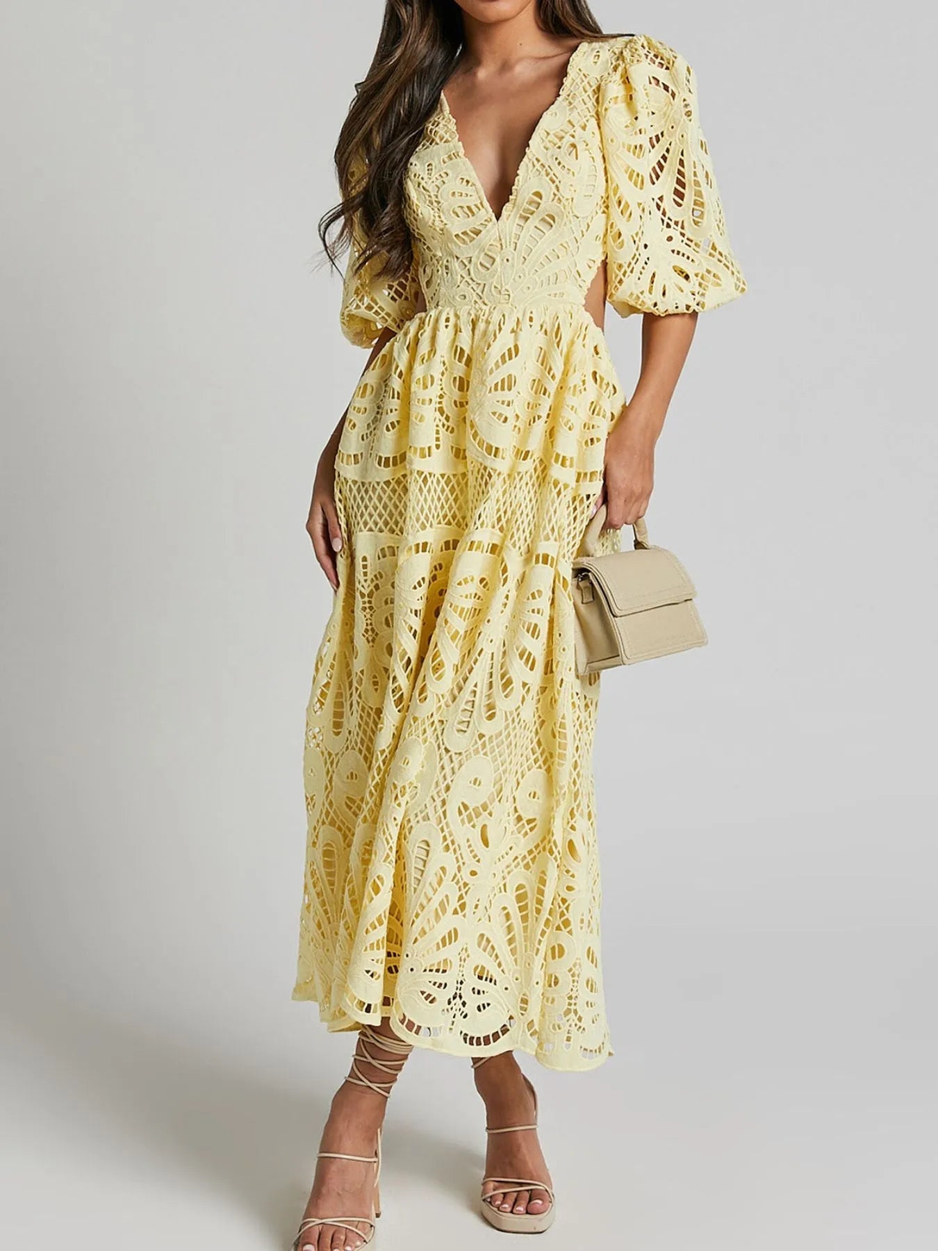 Riya - Elegante vestido largo de encaje con escote en pico y espalda descubierta