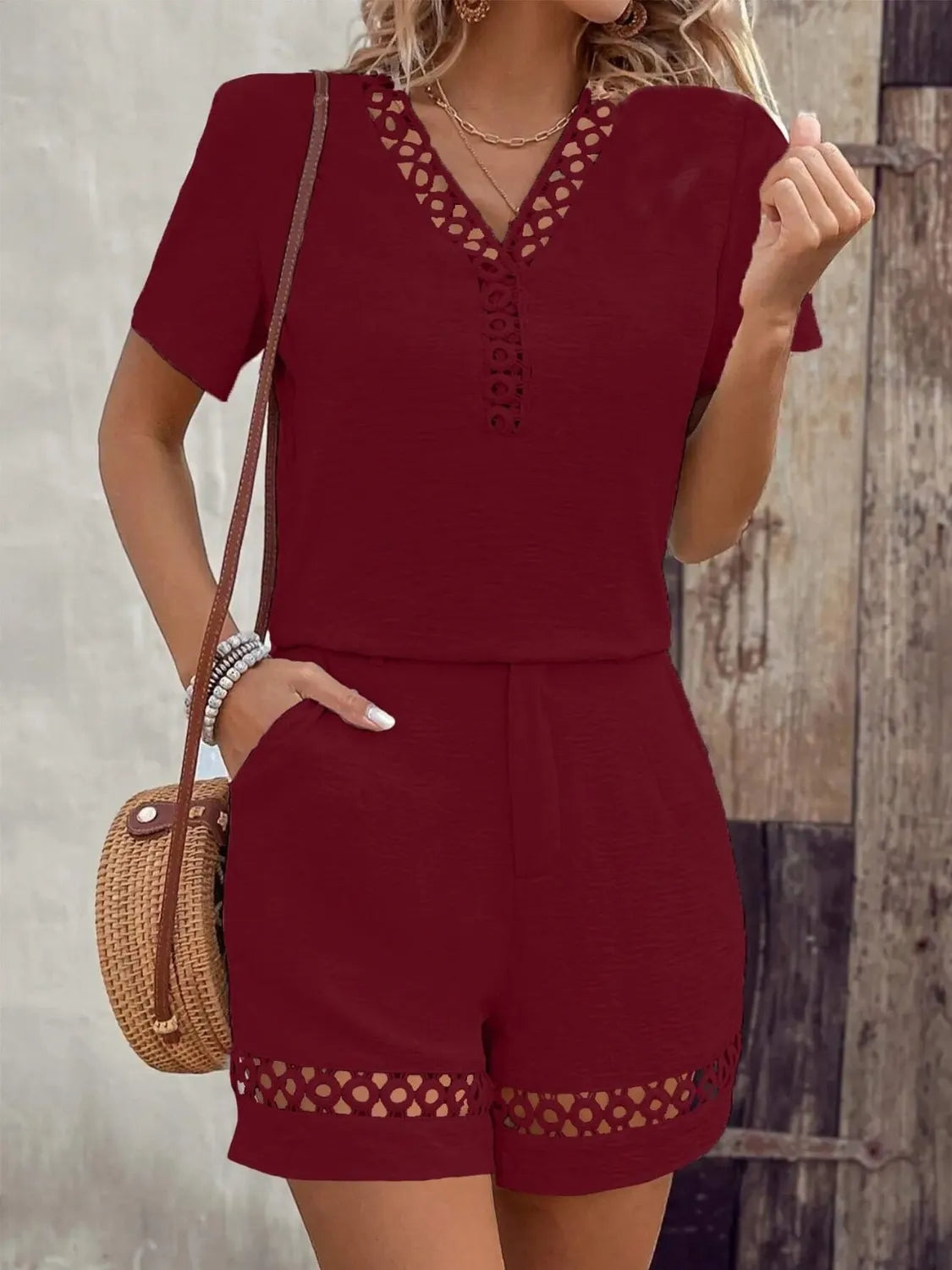 Bernadette - Conjunto casual y elegante de top de manga corta con cuello de pico y pantalones cortos