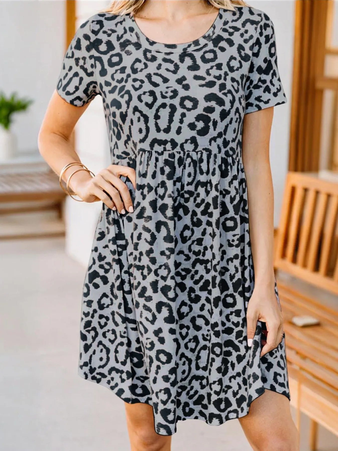 Theresa - Minivestido casual de manga corta con estampado de leopardo