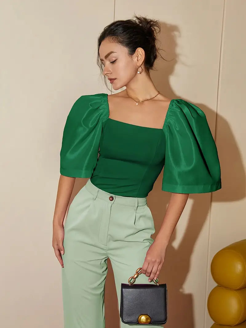 Clara – Elegante blusa de raso con mangas abullonadas