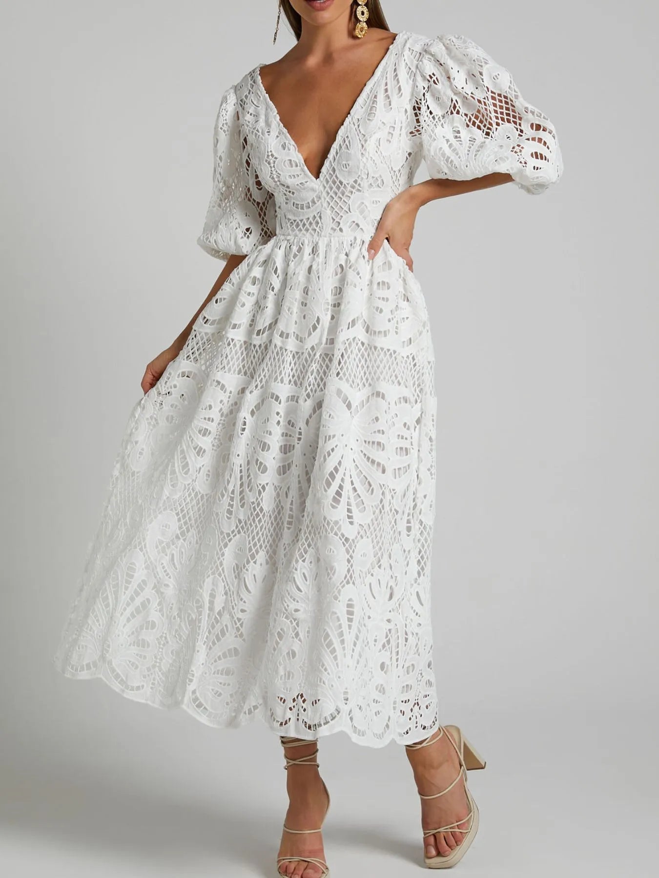 Riya - Elegante vestido largo de encaje con escote en pico y espalda descubierta