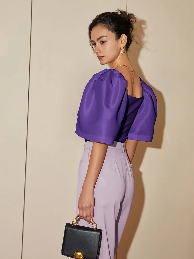 Clara – Elegante blusa de raso con mangas abullonadas