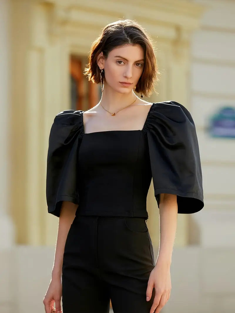Clara – Elegante blusa de raso con mangas abullonadas