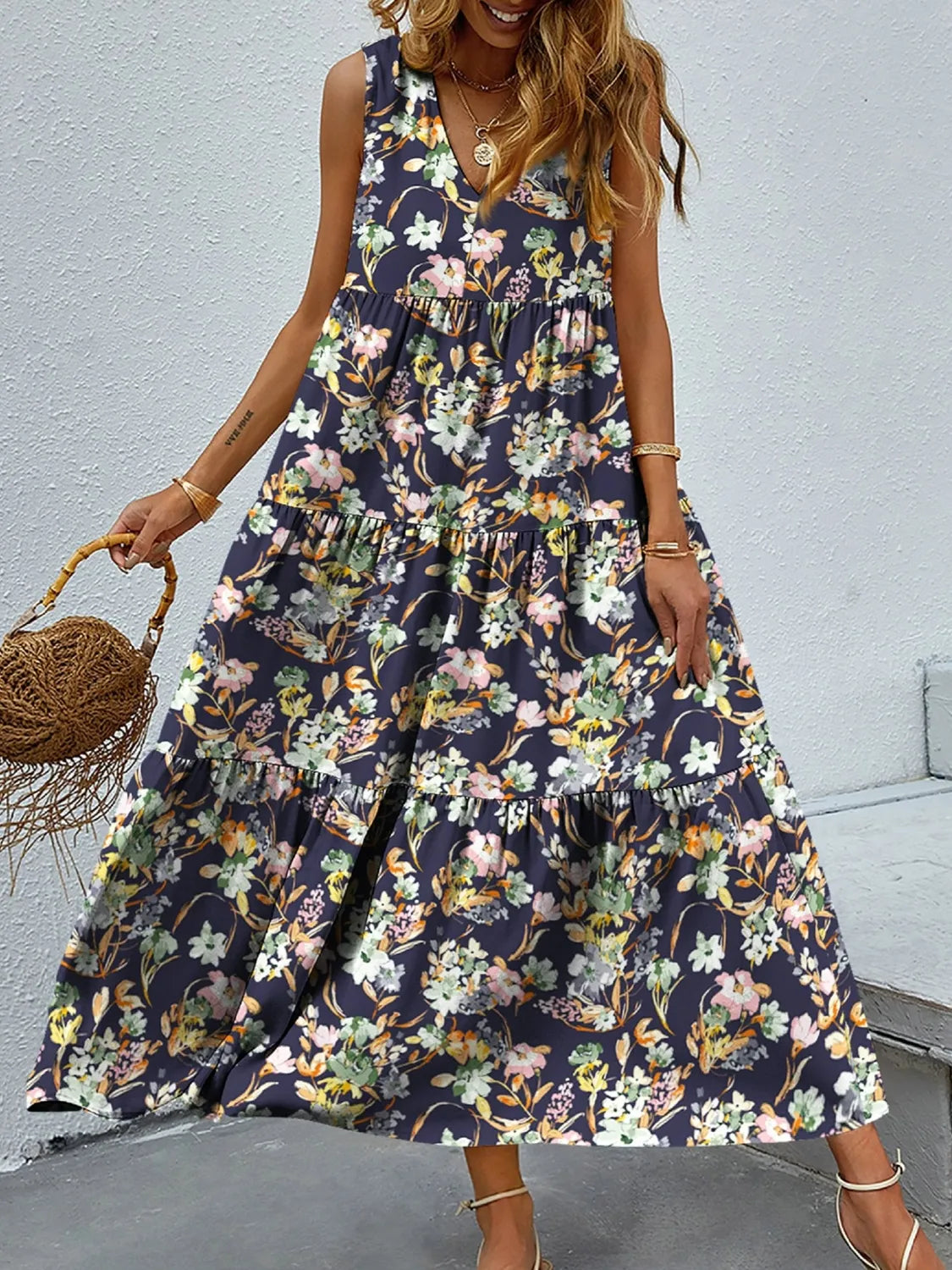 Taylor - Elegante maxivestido floral sin mangas y escote en pico
