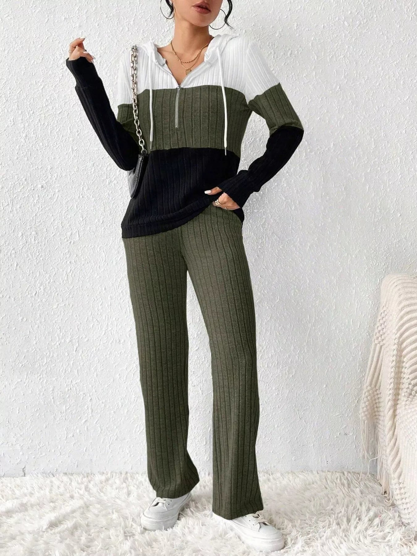 Dahlia - Elegante conjunto de sudadera con capucha y media cremallera y pantalones.