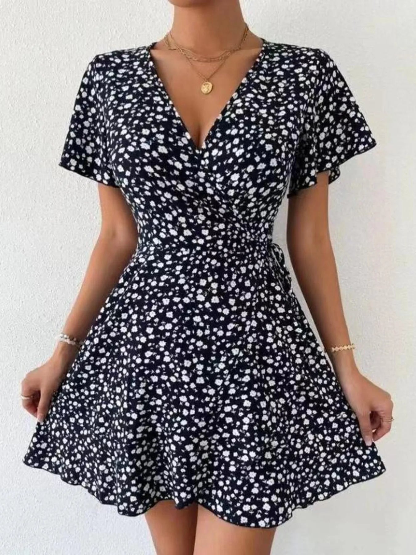 Rosanna - Elegante minivestido floral de manga corta con escote en V profundo
