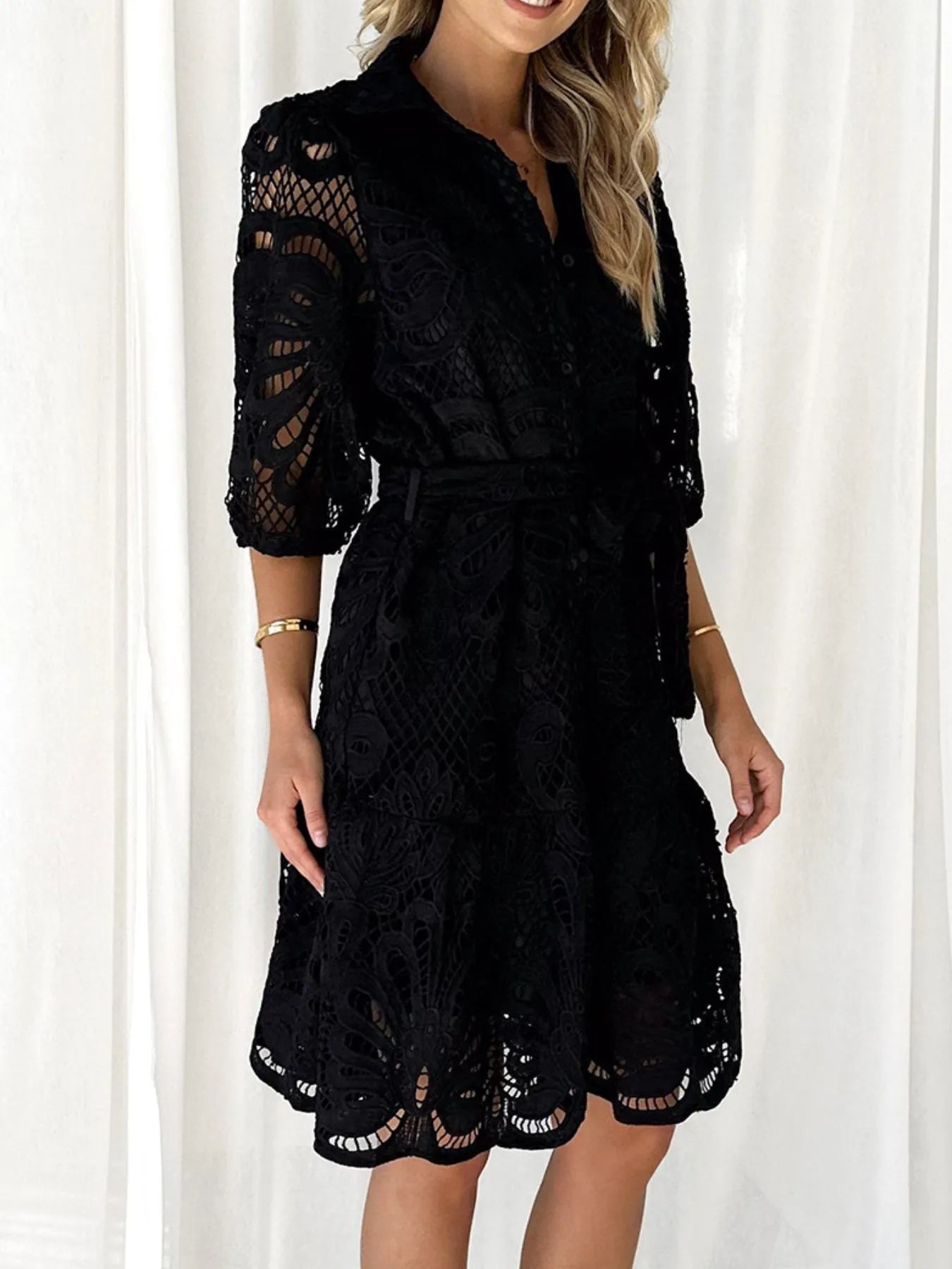 Eileen - Elegante mini vestido de encaje con cintura lazada y media manga